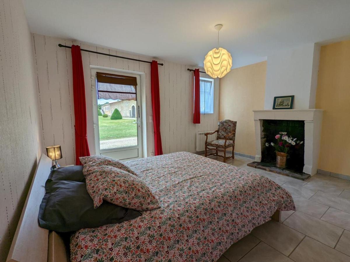 Gite Charmant Au Coeur D'Un Chateau Historique Avec Parc, Proche De Cognac, Ideal Famille Et Nature - Fr-1-653-167 Cherves-de-Cognac ภายนอก รูปภาพ